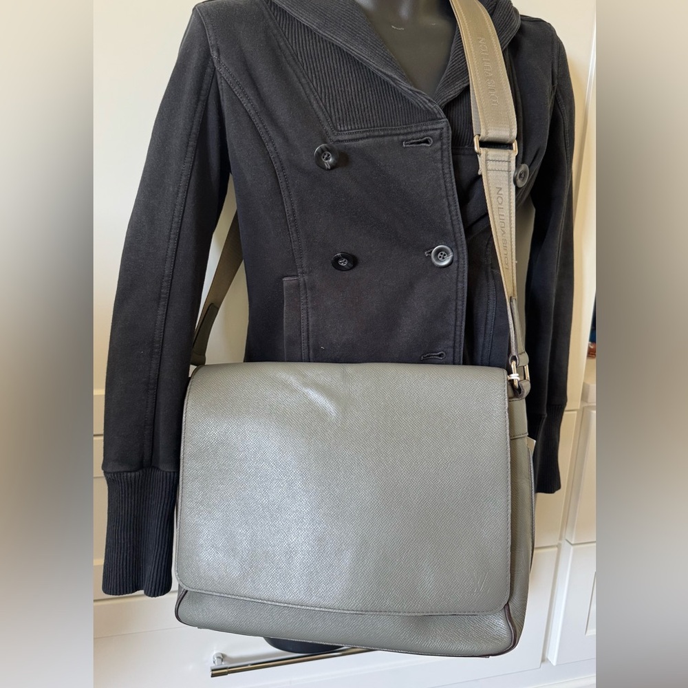 Louis Vuitton Glacier Taiga Leather Roman MM Messenger Bag